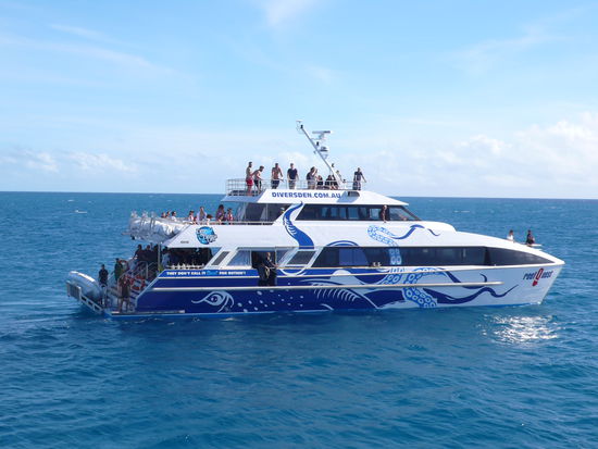 Mit dem Schnellboot sind wir in eineinhalb Stunden am Reef.