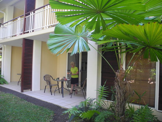 Die Aussis nennen das "selfcontained" es gibt in jedem Zimmer einen Wasserkocher, Besteck und Geschirr.