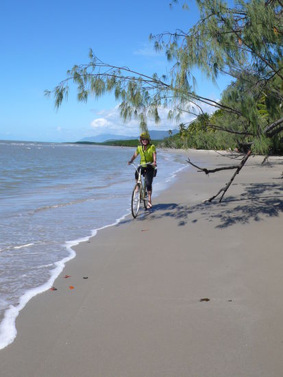 Die  Four Mile Beach an der Trinity Bay führt direkt nach Port Douglas.