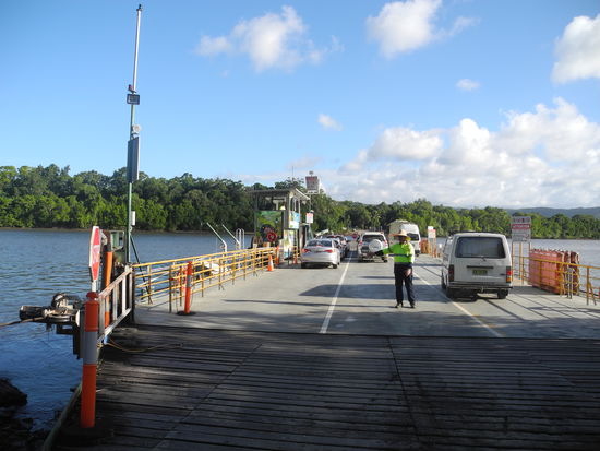 Die Seilfähre bringt uns wieder über den Fluss.