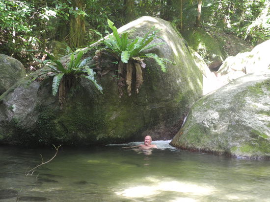 Gerhard nimmt ein erfrischendes Bad im Pool des Baches.