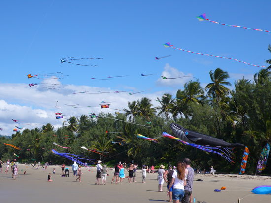 Hier findet heute ein Kite Festival statt. Als wir fragen, wo es die Drachen zu kaufen gibt, erklärt uns die freundliche Lady, dass diese teilweise selbst hergestellt werden, andere stammen aus verschiedenen Ländern der Welt.