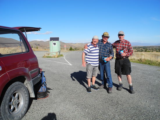 Wir hatten jedoch das Glück, auf zwei Fischer zu treffen, die uns freundlicherweise fangfrischen und geräucherten Lachs schenkten, wir revanchieren uns mit zwei Bier.