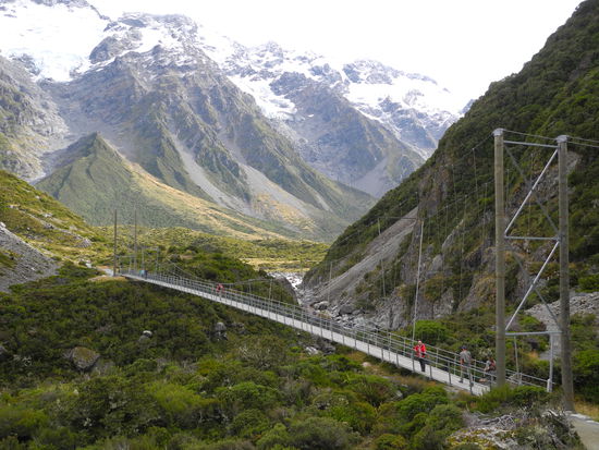 "Nicht über sieben", sondern über drei Hängebrücken müssen wir gehen.