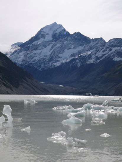 Ziel erreicht - wir sind am Gletschersee. Etwas enttäuscht sind wir schon über die kleinen Abbrüche, auch hier ziehen sich die Gletscher zurück.