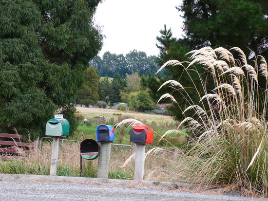 Der Briefträger muß nicht in jedes Haus, die Postkästen stehen an der Straßenfront.