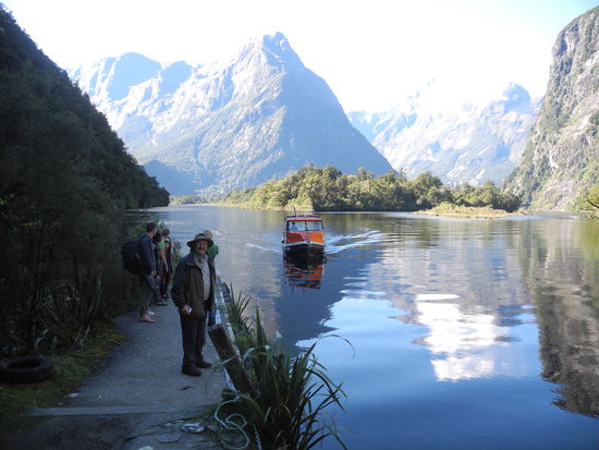 Wir wandern das letzte Teilstück des Trecks, das geht nur geführt, denn ohne das Boot kommt man gar nicht zu diesem Punkt.