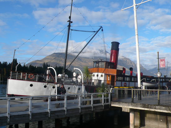 Wir besuchen am nächsten Tag mit dem Dampfschiff eine Schaffarm.