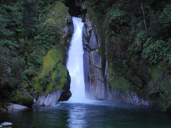 Die Wanderung endet an diesem romantischen Wasserfall.