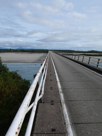 Die längste einspurige Brücke der Welt führt über den Haast River und ist 750 Meter lang.
