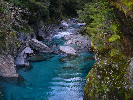 Entlang des Weges gibt es eine Reihe ausgeschilderter Wanderungen. Wir entscheiden uns für die Blue Pools.