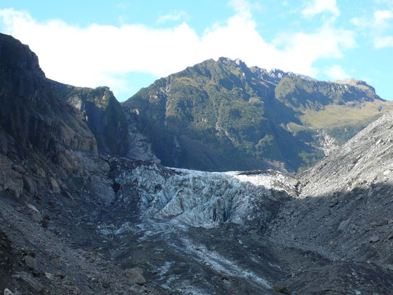 Am Nachmittag fahren wir dann zum Fox Gletscher. Wie überall auf der Welt zieht sich die Gletscherzunge immer weiter zurück.