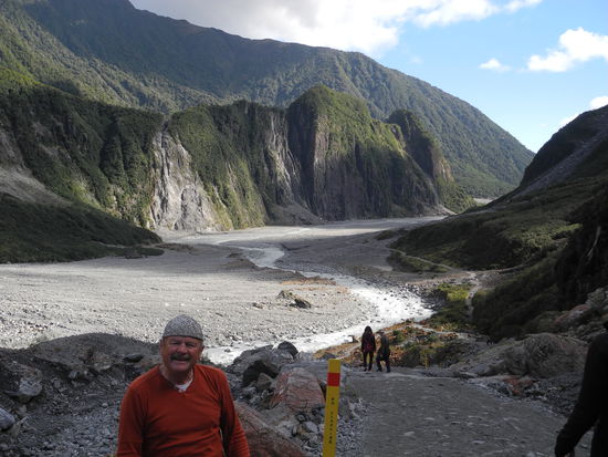 Auf dem Rückweg, das riesige Flußbett -im Moment hat der Fluß nur wenig Wasser.