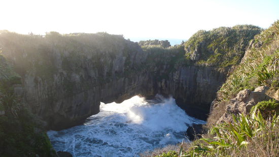 Ein besonderes Schauspiel, das Meerwasser schießt durch Spalten und Kammern und wird fontaineartig hochgeschleudert.