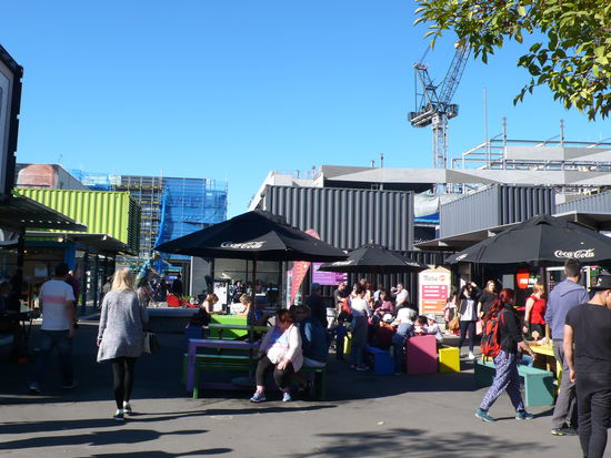 Bunte Container und Straßenstände prägen das neue Stadtviertel.