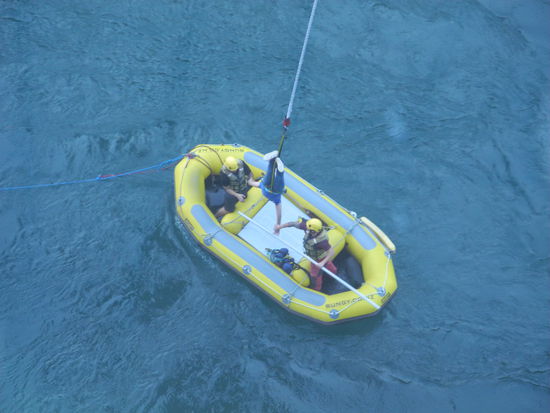 Nach dem Sprung werden die "mutigen" mit dem Boot ans Ufer zurückgebracht.