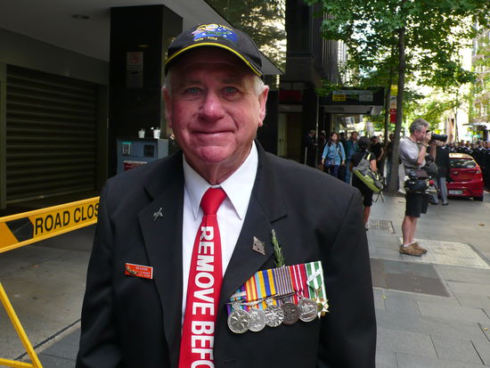 Er ist stolz auf seine Auszeichnungen, hat in Vietnam gedient.