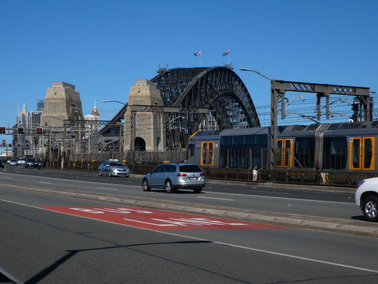 Über die Brücke führen 8 Fahrspuren und noch eine extra für den Zug.