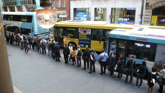 Vorher müssen wir in einer ordentlichen Reihe anstehen. Wenn der Bus voll ist, wartet man auf den nächsten.