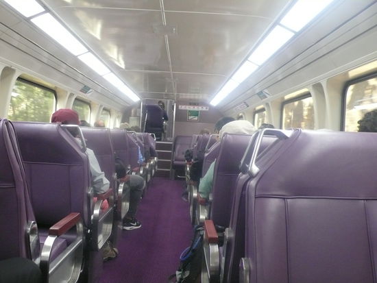Im modernen Zug ist genügend Platz, die Fahrt dauert ca. 2 Stunden.
