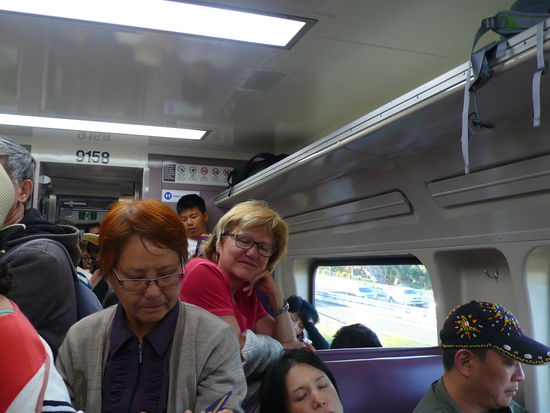 Wir kommen gerade noch in den Zug, müssen jedoch zwei Stunden stehen.