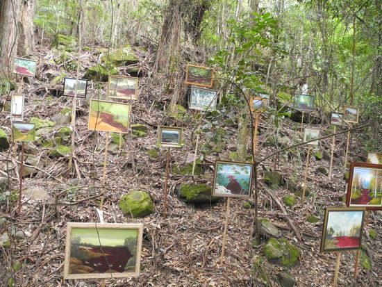 Verschiedene gemalte Bilder aus der Gegend.