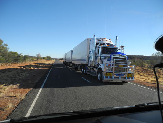 Viele dieser Road Trains haben vier Anhänger!