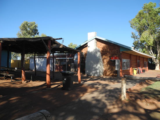 Die erste Nacht verbringen wir am Campground Mt. Ebenezer. Eine einfache Anlage - es gibt links eine Küche mit Grill und Spüle.