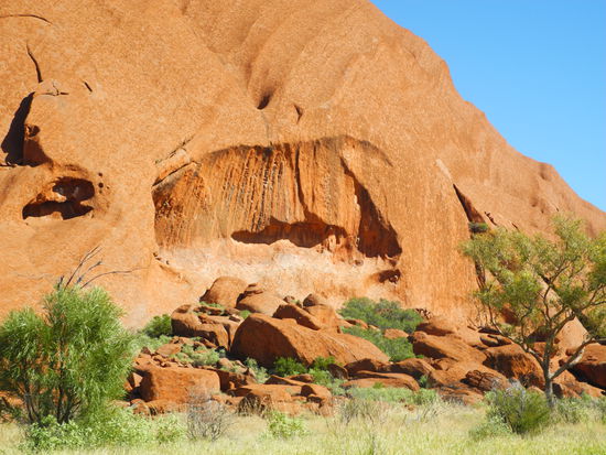 Es gibt viele Höhlen teils mit Felsmalereien, heilige Orte der Aboriginals.