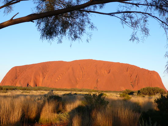 Dramatische Farbveränderungen des Gesteins im Licht der untergehenden Sonne.