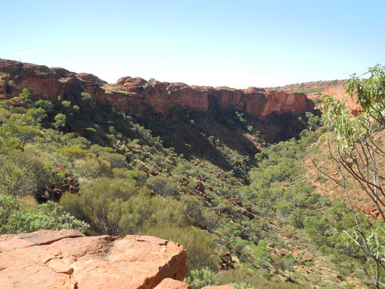 Nach 15 Minuten haben wir den höchsten Punkt erreicht und können an der Kante zwischen den Felsen entlang wandern.