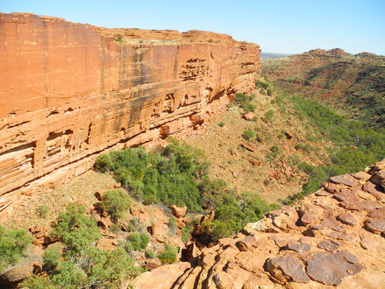 Beidseitig glatte, bis zu 300 m hohe, rote Felswände.