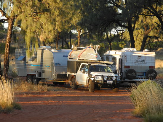 Die Australier reisen mit Allrad, riesigen Anhängern und Boot auf dem Dach.
Am Abend wird die Kochzeile ausgeklappt und Essen zubereitet.