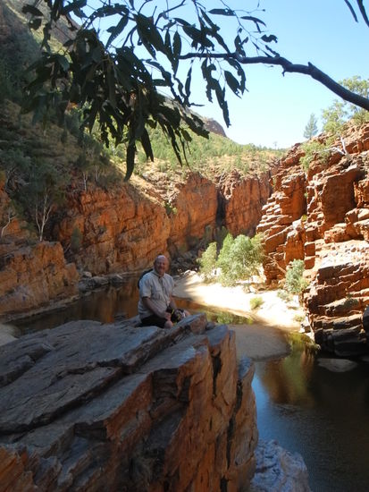 Blick in die tief darunter liegende Schlucht.