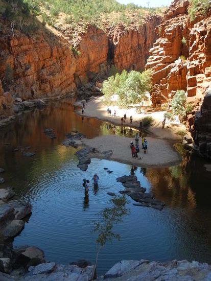 Um auf den Rundweg zu kommen, wird das Wasser durchquert, Vorsicht die Felsen darin sind äußerst rutschig!