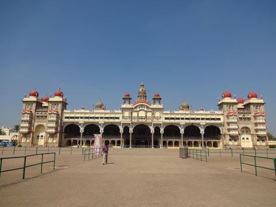 Vorderansicht des Palastes - ein märchenhaftes Bauwerk