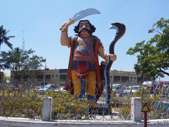Tempelwächter? Nein, Statue des "grauenerregenden", aber farbenfrohen Dämonen Mahishasura.