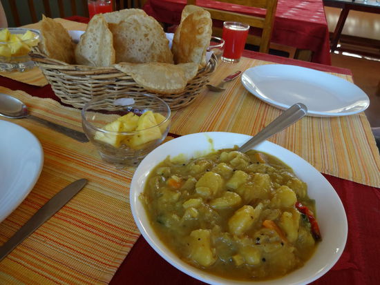 Ein typisch indisches Frühstück
Puri oder Buri - ein etwas aufgeblasenes Brot - und Bhaji - einem Kartoffel-Zwiebel-Curry.