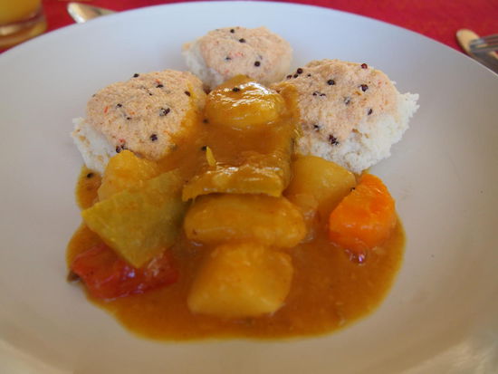 Typisch indisches Frühstück - Idli (kleine Reisfladen) mit vegetarischem Curry