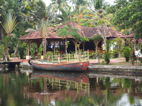 Coir Village Resort in Alleppey - der Weg zum Bungalow führt übers Wasser.