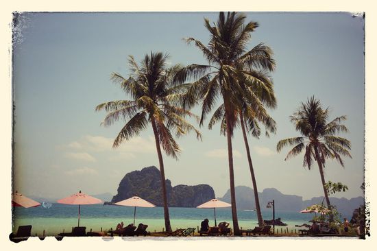 Blick auf die vorgelagerte Inselwelt. Was man rechts im Bild sieht ist Koh Mook, die Insel steht auch noch auf unserer Liste (im Rahmen eines Tagesausflugs)