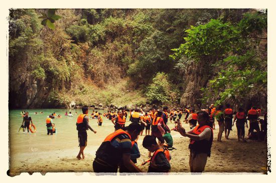 Das Grauen hat einen Namen: Asiatische "Orks" sind in Horden in die Emerald Cave eingefallen. Rette sich wer kann...