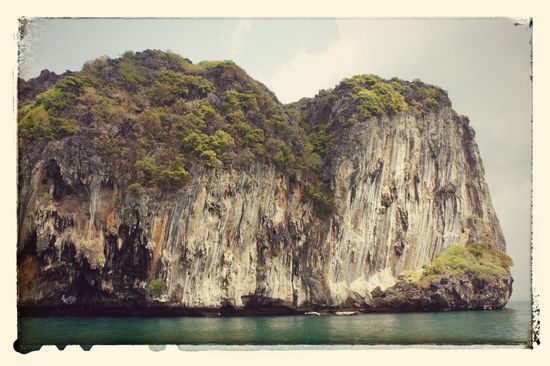 Die kleine Insel Koh Chuak, die zwar über keinen Strand, aber gute Schnorchelgründe verfügt.