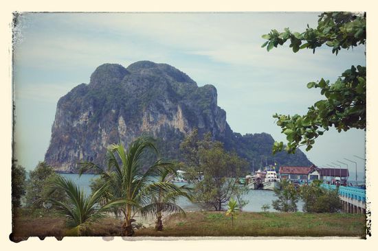 Ankunft auf Trang und ein letzter Blick auf die dortige Inselwelt. Die Überfahrt war absolut easy und statt mit der gebuchten Fähre wurden wir mit dem Schnellboot abgeholt. Obwohl es ja in der Natur der Deutschen liegt, haben wir das Beschweren einfach mal weggelassen...