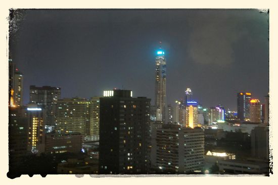 Blick aus unserem Fenster: Bangkok by Night.