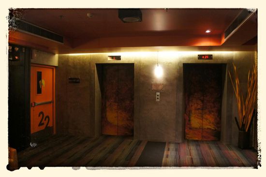 Selbst die Aufzugstüren wurden hier Designed, sehr geil...