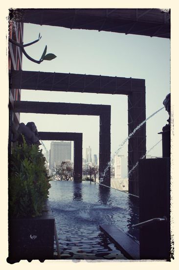 Der Pool, der sich im gleichen Geschoss wie die Lobby befindet