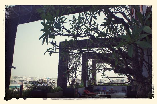 Poolbereich mit Blick über Bangkok