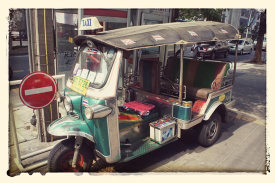 Die allgegenwärtigen Tuk-Tuks...gehören zu Bangkok wie Bier zu Deutschland