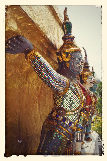 Natürlich wollten uns auf dem Weg neben all den Taxi- und Tuk Tuk Fahrern mehrere hilfsbereite Thais erklären, dass der Palast geschlossen hat, dass dort Zeremonien stattfinden, dass die Strasse wegen der Proteste gesperrt ist oder dass wir komplett falsch sind und anderst zu laufen hätten: Nichts (wirklich gar nichts) glauben und unbeirrt weiterlaufen. Die Thais sind von Natur aus eher scheu und gehen normal nicht auf Ausländer zu, wenn doch wollen sie dir meistens etwas verkaufen oder dich über den Tisch ziehen (Ausnahmen bestätigen die Regel)